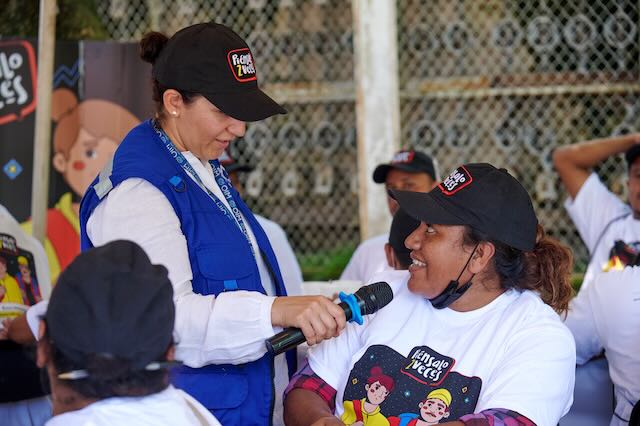 Fotografía: Una mujer sostiene un micrófono mientras otra habla durate un evento de la campaña Piénsalo 2 Veces.