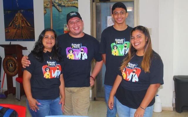 Fotografía: Cuatro personas jóvenes posan para vistendo camisas de la campaña Piénsalo 2 Veces